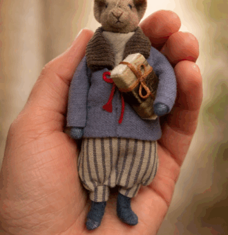 Кот Арчи — интерьерная авторская игрушка ручной работы из серии «Крохотные истории». Каждый Арчи создаётся в единственном экземпляре, с вниманием к фактуре тканей, посадке одежды и настроению образа.