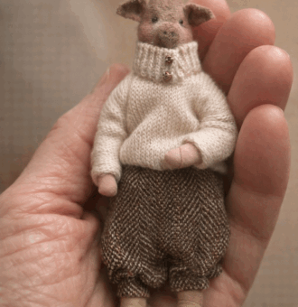 Поросёнок Вася — тёплый и основательный герой серии «Крохотные истории» от Волшебной Мастерской.