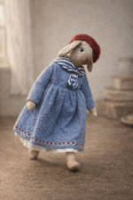 Зайка Зоя — авторская миниатюрная игрушка ручной работы из серии «Крохотные истории», созданная в Волшебной Мастерской.