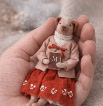 Авторская игрушка ручной работы собачка Молли из серии «Крохотные истории» от магазина «Волшебная Мастерская». Маленький персонаж с большим настроением и тихой историей.