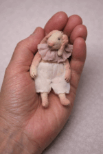 Авторская игрушка ручной работы зайка Бусинка от магазина «Волшебная Мастерская». Каждый персонаж создаётся вручную в единственном экземпляре. Дом, где живут истории.