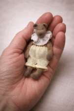 Авторская игрушка ручной работы медвежонок Кроха от магазина «Волшебная Мастерская». Каждый персонаж создаётся вручную в единственном экземпляре. Дом, где живут истории.