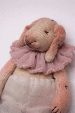 Авторская игрушка ручной работы зайка Бусинка от магазина «Волшебная Мастерская». Каждый персонаж создаётся вручную в единственном экземпляре. Дом, где живут истории.