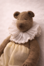 Авторская игрушка ручной работы медвежонок Кроха от магазина «Волшебная Мастерская». Каждый персонаж создаётся вручную в единственном экземпляре. Дом, где живут истории.