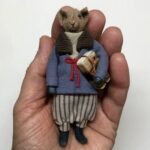 Кот Арчи — интерьерная авторская игрушка ручной работы из серии «Крохотные истории». Каждый Арчи создаётся в единственном экземпляре, с вниманием к фактуре тканей, посадке одежды и настроению образа.