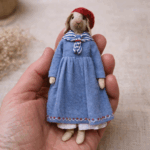 Зайка Зоя — авторская миниатюрная игрушка ручной работы из серии «Крохотные истории», созданная в Волшебной Мастерской.