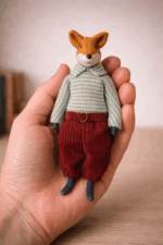 Лис Аркадий —авторская миниатюрная игрушка ручной работы, созданная в магазине «Волшебная Мастерская». Лис Аркадий тот самый герой, который живёт в тихих вечерах, звуках гитары и строках нотной тетради.