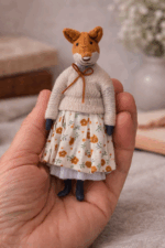 Лисичка Аля — авторская миниатюрная игрушка ручной работы, созданная в магазине «Волшебная Мастерская». Аля - это уютный персонаж с характером, она любит тишину, книги и тёплые вечера дома.