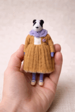 Панда Рита — авторская миниатюрная игрушка ручной работы, созданная в магазине «Волшебная Мастерская», утончённая дама с безупречным вкусом.