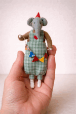 Слон Моня — авторская миниатюрная игрушка ручной работы, созданная в магазине «Волшебная Мастерская». Моня - хранитель праздника и хорошего настроения.