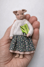 Хрюша Варя — добрая и заботливая героиня серии «Крохотные истории» от Волшебной Мастерской.