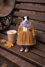 Панда Рита — авторская миниатюрная игрушка ручной работы, созданная в магазине «Волшебная Мастерская», утончённая дама с безупречным вкусом.