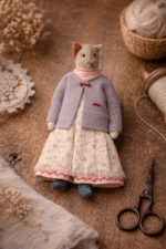 Кошечка Тина — нежная героиня серии «Крохотные истории». Теплая, спокойная, немного задумчивая — она словно хранит тихие домашние тайны. Создана вручную в Волшебной Мастерской с любовью к деталям и настроению.