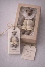 Авторская игрушка ручной работы медвежонок Кроха от магазина «Волшебная Мастерская». Каждый персонаж создаётся вручную в единственном экземпляре. Дом, где живут истории.