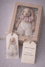 Авторская игрушка ручной работы зайка Бусинка от магазина «Волшебная Мастерская». Каждый персонаж создаётся вручную в единственном экземпляре. Дом, где живут истории.