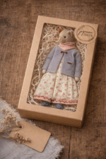 Кошечка Тина — нежная героиня серии «Крохотные истории». Теплая, спокойная, немного задумчивая — она словно хранит тихие домашние тайны. Создана вручную в Волшебной Мастерской с любовью к деталям и настроению.