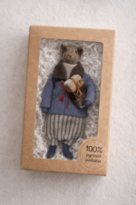 Кот Арчи — интерьерная авторская игрушка ручной работы из серии «Крохотные истории». Каждый Арчи создаётся в единственном экземпляре, с вниманием к фактуре тканей, посадке одежды и настроению образа.