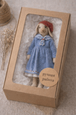 Зайка Зоя — авторская миниатюрная игрушка ручной работы из серии «Крохотные истории», созданная в Волшебной Мастерской.