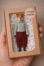 Лис Аркадий —авторская миниатюрная игрушка ручной работы, созданная в магазине «Волшебная Мастерская». Лис Аркадий тот самый герой, который живёт в тихих вечерах, звуках гитары и строках нотной тетради.