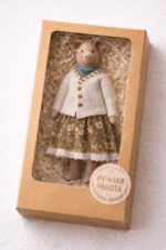 Хрюша Майя — авторская миниатюрная игрушка ручной работы из серии «Крохотные истории», созданная в Волшебной Мастерской.