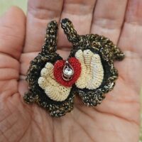 Вязаная крючком брошь-трансформер "Прощай, оружие!"