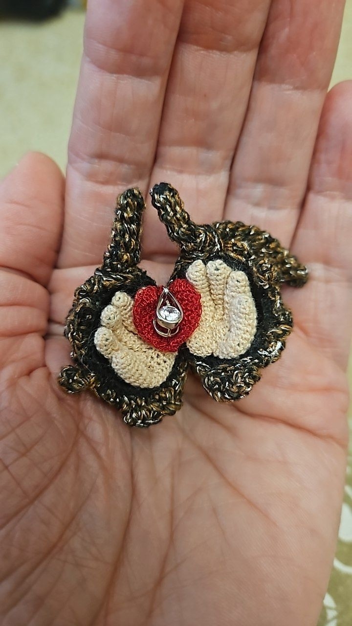 Брошь мира (антиграната) Брошь-трансформер "Прощай, оружие!", вязаная крючком — изображение 1