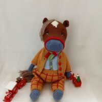 Вязаная игрушка — лошадка в стильном наряде Подарите себе или ребёнку частичку уюта и тепла с очаровательной вязаной игрушкой — лошадкой, выполненной с любовью и вниманием к деталям. Эта милая фигурка станет не только украшением интерьера, но и верным другом для игр. Особенности игрушки: