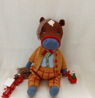 Вязаная игрушка — лошадка в стильном наряде Подарите себе или ребёнку частичку уюта и тепла с очаровательной вязаной игрушкой — лошадкой, выполненной с любовью и вниманием к деталям. Эта милая фигурка станет не только украшением интерьера, но и верным другом для игр. Особенности игрушки: