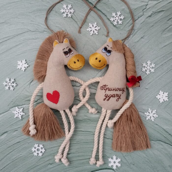Милая текстильная лошадка — маленький хранитель домашнего уюта.