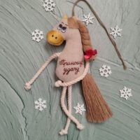 Милая текстильная лошадка — маленький хранитель домашнего уюта.