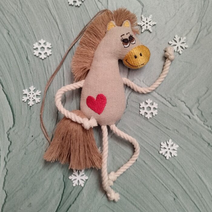 Милая текстильная лошадка — маленький хранитель домашнего уюта.