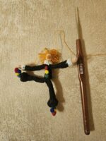 Вязаная крючком брошь-трансформер "Топчущийся мим"