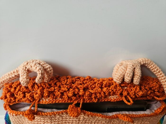 Вязаная сумка-планшет-трансформер с 3д_элементами "Радостный пиДжончик" — изображение 5