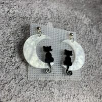 Представляем очаровательные серьги в виде лунных полукругов с силуэтами чёрных котиков — идеальный аксессуар для любителей мистики и уюта! Эти серьги сочетают в себе изящество ночного неба и игривость домашних питомцев, создавая неповторимый образ.