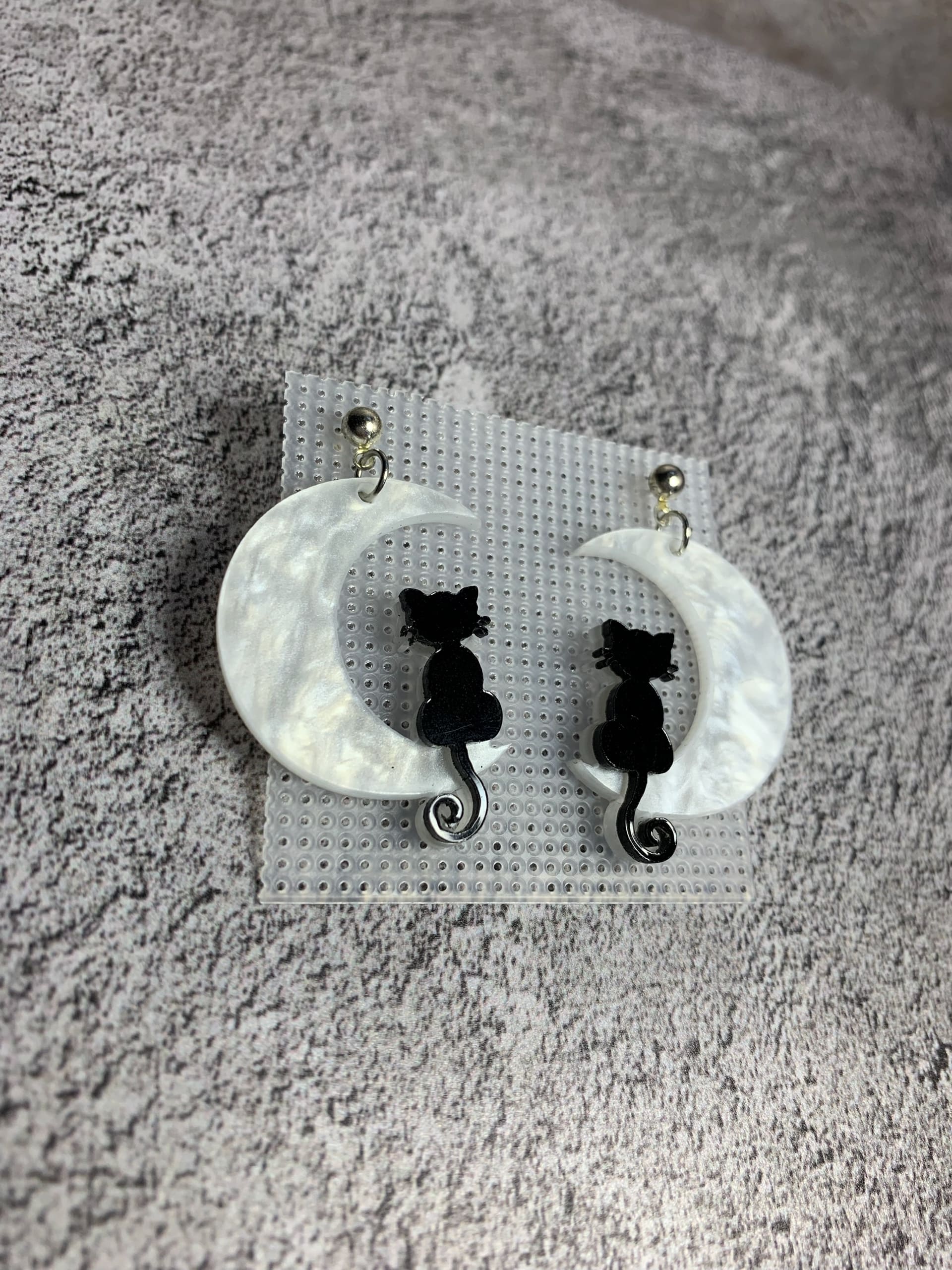 1 Представляем очаровательные серьги в виде лунных полукругов с силуэтами чёрных котиков — идеальный аксессуар для любителей мистики и уюта! Эти серьги сочетают в себе изящество ночного неба и игривость домашних питомцев, создавая неповторимый образ.