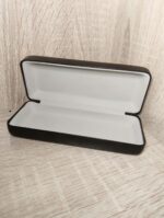 Роскошный футляр для очков, украшенный авторской алмазной вышивкой, превратит хранение аксессуаров в настоящее эстетическое удовольствие. Центральным элементом дизайна стал загадочный силуэт кошки, выполненный с использованием страз насыщенных синих, фиолетовых и бирюзовых оттенков.