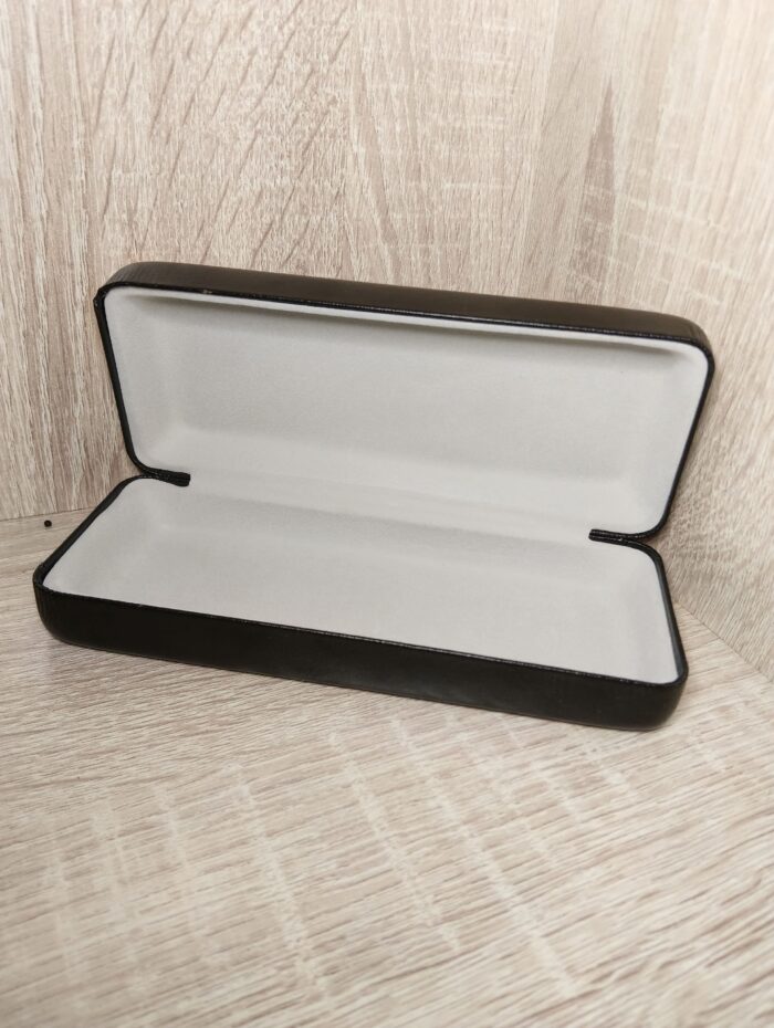 Роскошный футляр для очков, украшенный авторской алмазной вышивкой, превратит хранение аксессуаров в настоящее эстетическое удовольствие. Центральным элементом дизайна стал загадочный силуэт кошки, выполненный с использованием страз насыщенных синих, фиолетовых и бирюзовых оттенков.