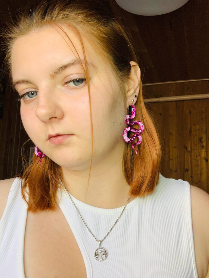 Представляем эффектные серьги в виде изящных змеек — смелое и стильное украшение для истинных ценительниц необычных аксессуаров! Эти серьги сразу привлекают внимание благодаря яркому дизайну и завораживающему сочетанию оттенков розового и фиолетового.