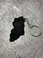 Представляем очаровательный брелок, выполненный в технике вышивки крестиком на пластиковой канве. Центральным элементом дизайна стал расслабленный котик в характерной «ленивой» позе — лежащий на боку с поднятой лапкой. Этот аксессуар сочетает в себе игривость и уют, станет стильным дополнением к ключам, рюкзаку или сумке.