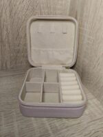 Изящная шкатулка, украшенная авторской росписью и россыпью страз, станет не только практичным предметом для хранения мелочей, но и ярким акцентом в интерьере. Центральным элементом дизайна служит узор, напоминающий мандалу: симметричный орнамент с цветочными мотивами притягивает взгляд и создаёт ощущение гармонии.