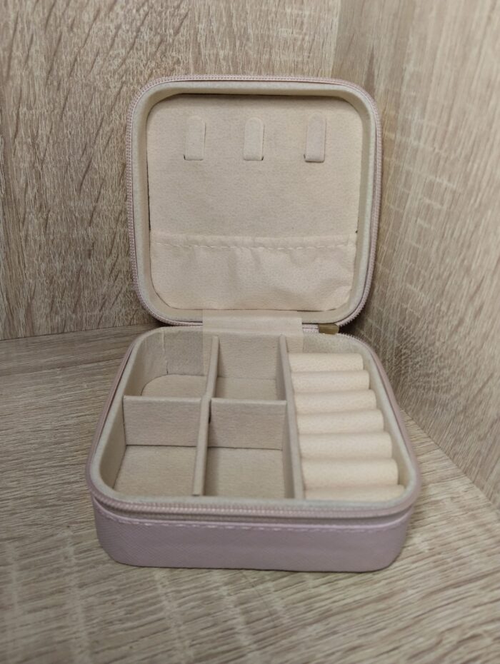 Изящная шкатулка, украшенная авторской росписью и россыпью страз, станет не только практичным предметом для хранения мелочей, но и ярким акцентом в интерьере. Центральным элементом дизайна служит узор, напоминающий мандалу: симметричный орнамент с цветочными мотивами притягивает взгляд и создаёт ощущение гармонии.