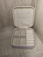 Изящная шкатулка, украшенная авторской росписью и россыпью страз, станет не только практичным предметом для хранения мелочей, но и ярким акцентом в интерьере. Центральным элементом дизайна служит узор, напоминающий мандалу: симметричный орнамент с цветочными мотивами притягивает взгляд и создаёт ощущение гармонии.