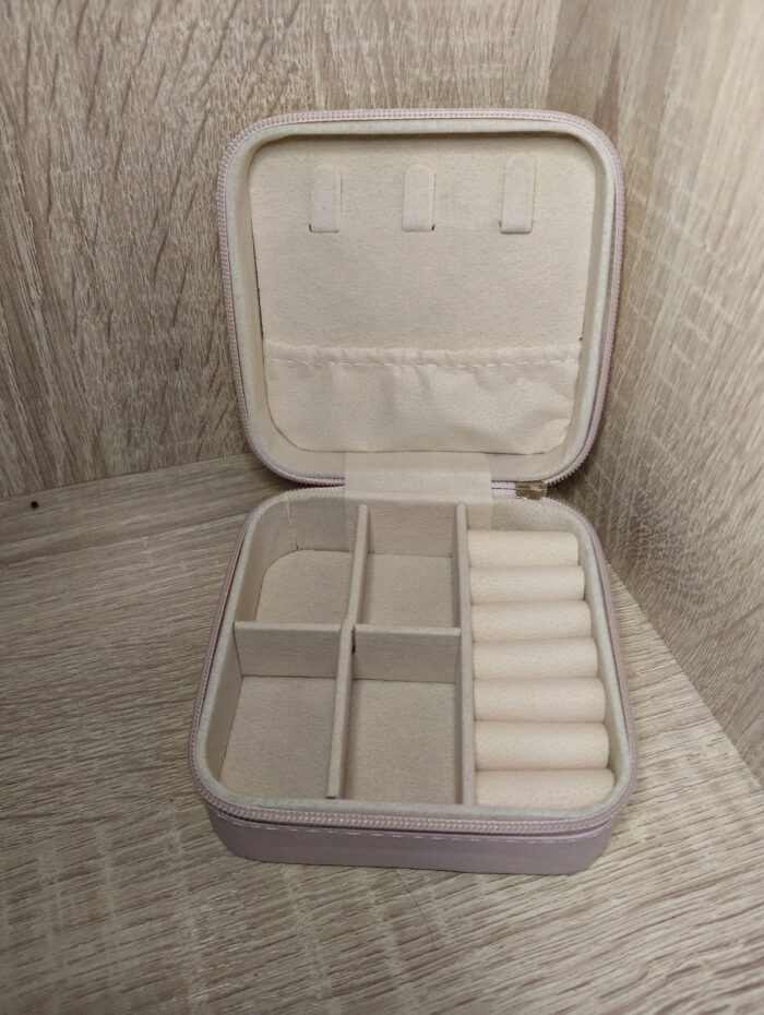 Изящная шкатулка, украшенная авторской росписью и россыпью страз, станет не только практичным предметом для хранения мелочей, но и ярким акцентом в интерьере. Центральным элементом дизайна служит узор, напоминающий мандалу: симметричный орнамент с цветочными мотивами притягивает взгляд и создаёт ощущение гармонии.