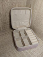 Изящная шкатулка, украшенная авторской росписью и россыпью страз, станет не только практичным предметом для хранения мелочей, но и ярким акцентом в интерьере. Центральным элементом дизайна служит узор, напоминающий мандалу: симметричный орнамент с цветочными мотивами притягивает взгляд и создаёт ощущение гармонии.