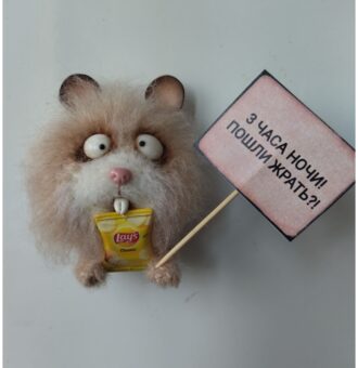 Оригинальные магниты на холодильник в виде забавных вязаных животных (хомяк, зайки, котики, таракашки) с юмористическим настроением! Этот милый аксессуар не только украсит вашу кухню, но и поднимет настроение каждому, кто его увидит.