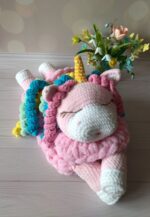 Пижамница «Единорог» Милая вязаная пижамница в виде единорога, выполненная в технике амигуруми, станет не только любимой игрушкой ребёнка, но и практичным аксессуаром для хранения пижамы.