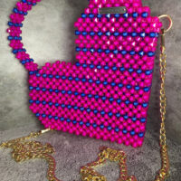 Представляем эксклюзивную сумку из бусин в форме сердца — воплощение романтики и стиля! Эта яркая модель станет настоящим украшением вашего образа. Основной цвет сумки — сочный розовый, дополненный акцентами из насыщенных синих бусин, которые создают выразительный контраст и придают изделию особую изюминку.