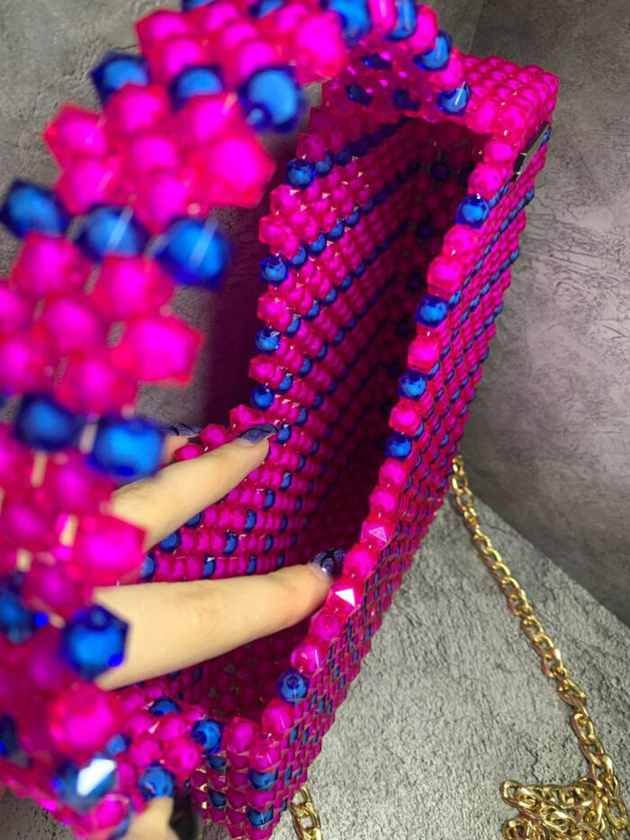 Представляем эксклюзивную сумку из бусин в форме сердца — воплощение романтики и стиля! Эта яркая модель станет настоящим украшением вашего образа. Основной цвет сумки — сочный розовый, дополненный акцентами из насыщенных синих бусин, которые создают выразительный контраст и придают изделию особую изюминку.