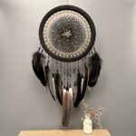 В эзотерике чёрный цвет считается цветом максимальной защиты. Он не просто фильтрует, а поглощает негативные вибрации, страхи и тревоги уходящего дня. Этот ловец снов несет энергию безопасной темноты – той самой, что укрывает одеялом и дарит самый глубокий сон. Создаёт атмосферу тишины, когда весь мир затихает, и остаются только вы и ваши мечты.