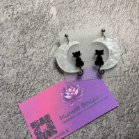 Представляем очаровательные серьги в виде лунных полукругов с силуэтами чёрных котиков — идеальный аксессуар для любителей мистики и уюта! Эти серьги сочетают в себе изящество ночного неба и игривость домашних питомцев, создавая неповторимый образ.